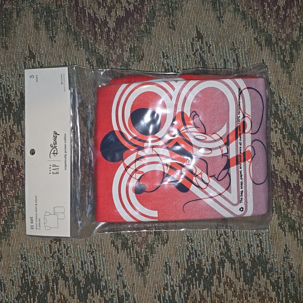 Size 3t gap mickey pajamas set.. short set